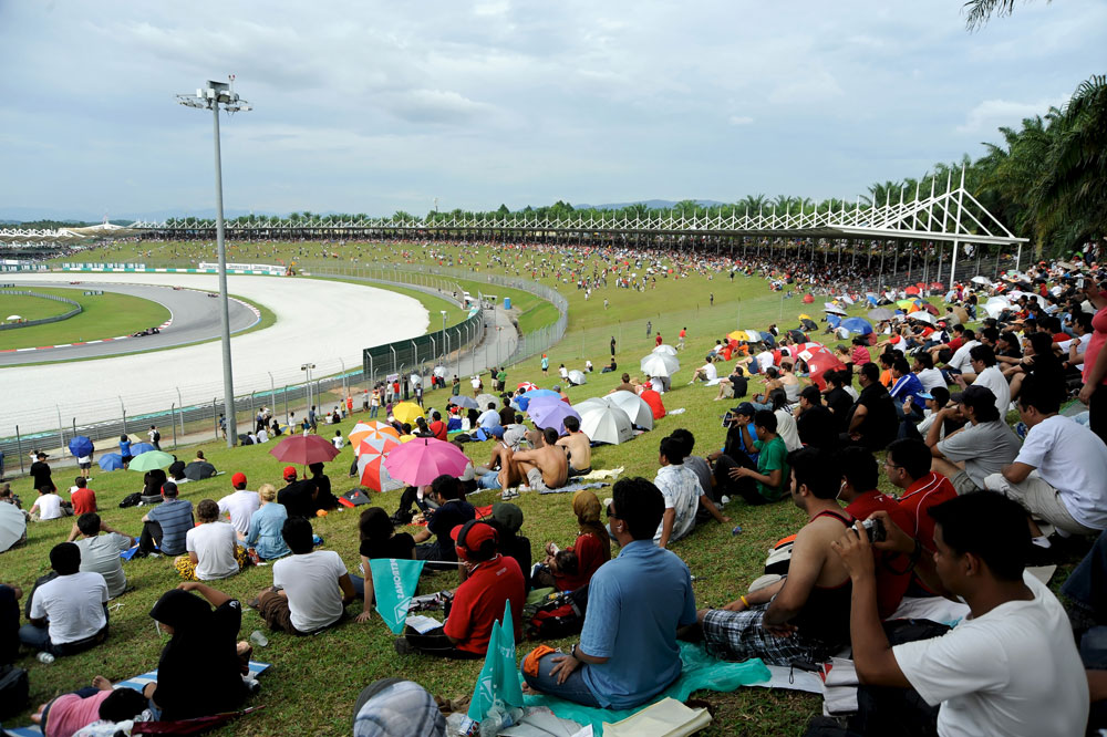 People watching the race from the hillstands
