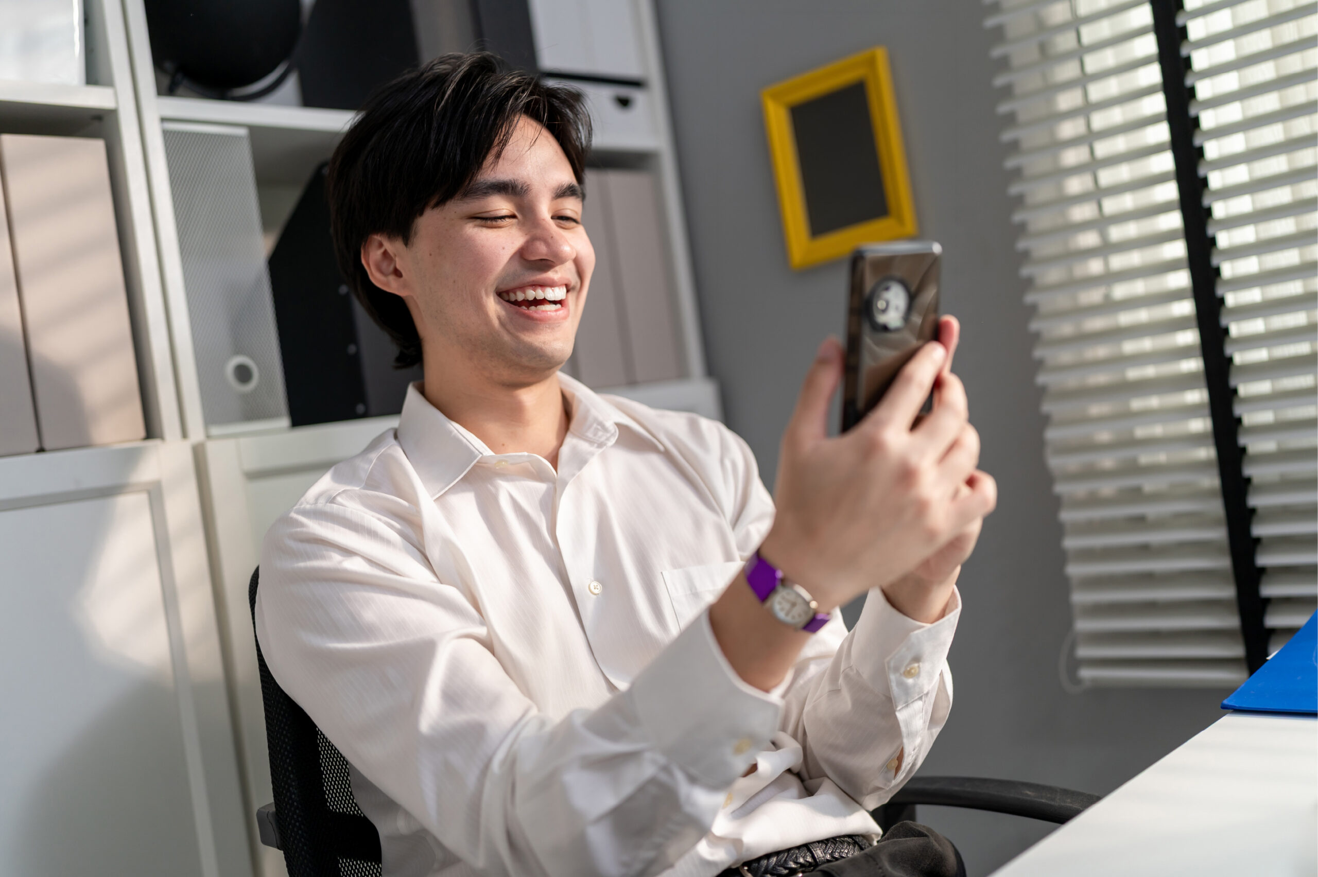 tngd-wallet-safe-thumbnail-guy-happy-with-phone